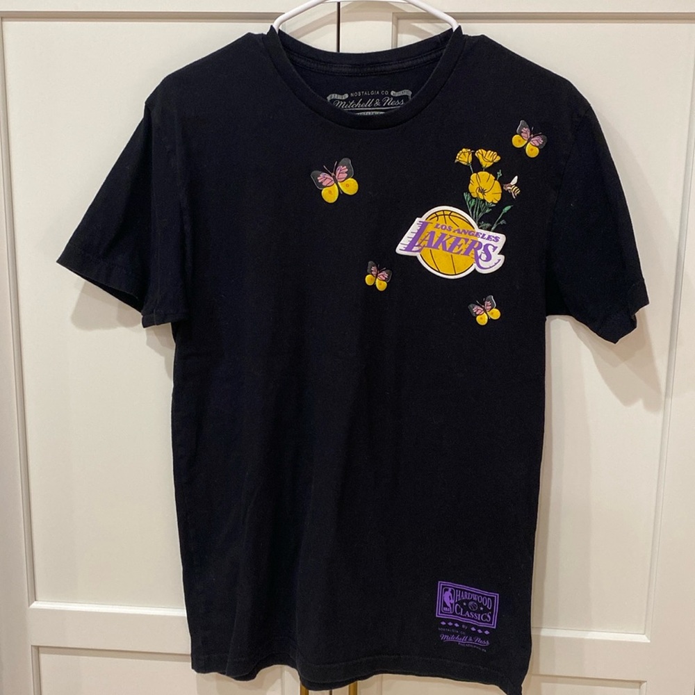 Men’s Lakers Tee shirt, great condition! Size medium